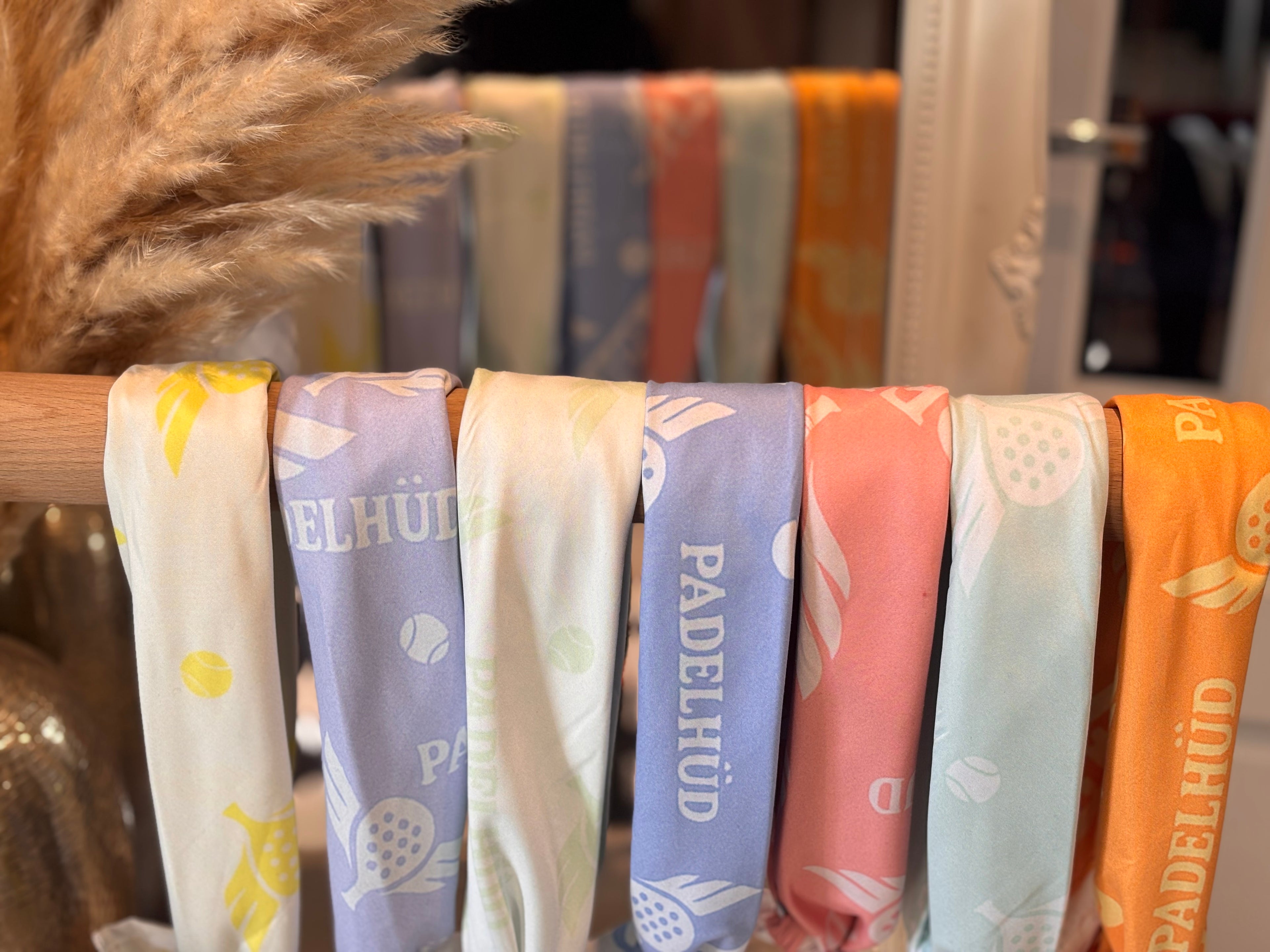 The Padelhüd Padel ‘Ben’ Dana – White with Pastel Neon Yellow